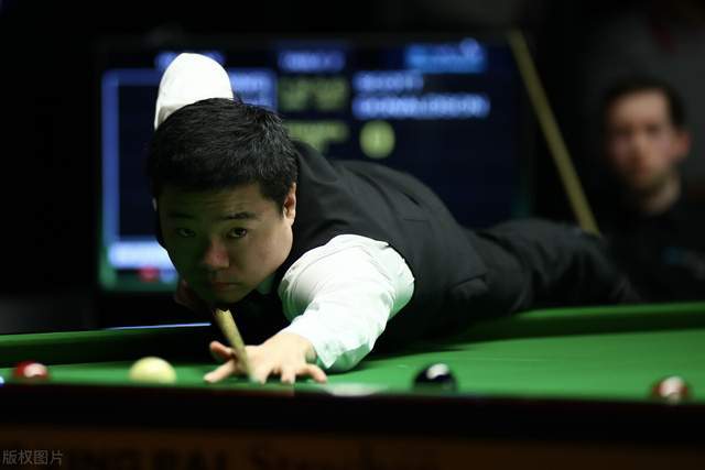 毛彪附体！四川一高校辅导员单刀面对大空门滑倒滚进球网